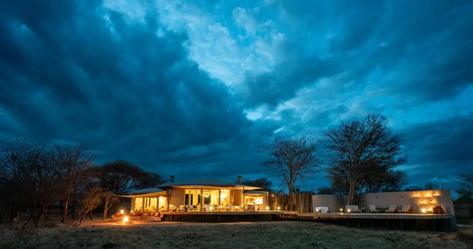 The curved main house of the lodge, open to the plains