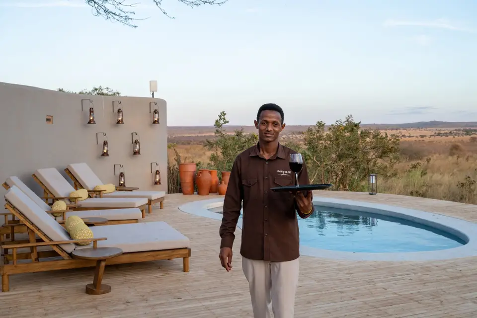 A waiter on the pool deck at Randilen Plains